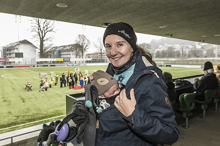 Sandra Huber hofft, dass Louisa, exakt 12 Wochen alt, auch eine grosse Fasnächtlerin wird.