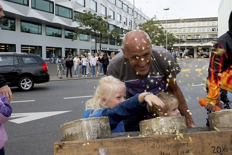 Die Grosskinder Nina (l.) und Auna von Feuerwerker Toni Bussmann Die Grosskinder Nina (links) und Auna von Feuerwerker Toni Bussmann verstreuten einige Konfetti vor dem grossen Klapf. 500 Chips für die Chilbi-Bahnen und 15 Kilogramm Konfetti gab’s anschliessend fürs Publikum.