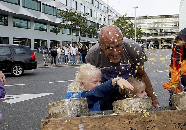 Die Grosskinder Nina (l.) und Auna von Feuerwerker Toni Bussmann