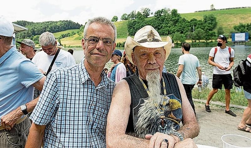Jedes Jahr sind Peter Stocker (l.) und Hans Geiser dabei. «Die Atmosphäre ist genial und so nah bei den Renne.»