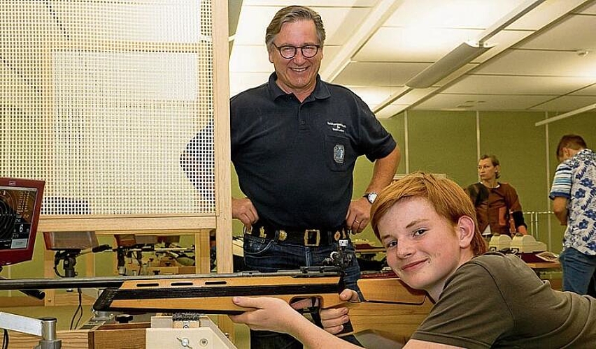 Max Colpi, Vizepräsident Schützengesellschaft Stadt Luzern, und Niklas Bucher.
Niklas interessiert sich für die olympische Disziplin 50-Meter-Schiessen. Max Colpi, Vizepräsident Schützengesellschaft Stadt Luzern, und Niklas Bucher. Niklas interessiert sich für die olympische Disziplin 50-Meter-Schiessen.