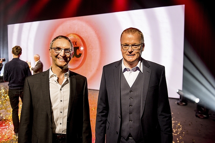 Felix Schibli (l.), Geschäftsführer Seiler Käserei AG, und Hans Rudolf Aggeler, Verwaltungsratspräsident, freuen sich über den Diplomrang.