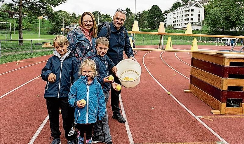 Silvana und Andi Schürch mit den Kindern Marlon (links), Mayla und Nevio. Die Kinder brauchten einige Durchgänge, bis alle Töggeli heruntergefallen waren.