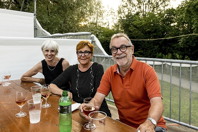 Ursi Gabriel (links), Cécile Bühlmann (Mitte) und Kuno Kälin sind als Velogrüppli unterwegs und haben letzte Woche zusammen einen Filmabend im Open-Air-Kino genossen.