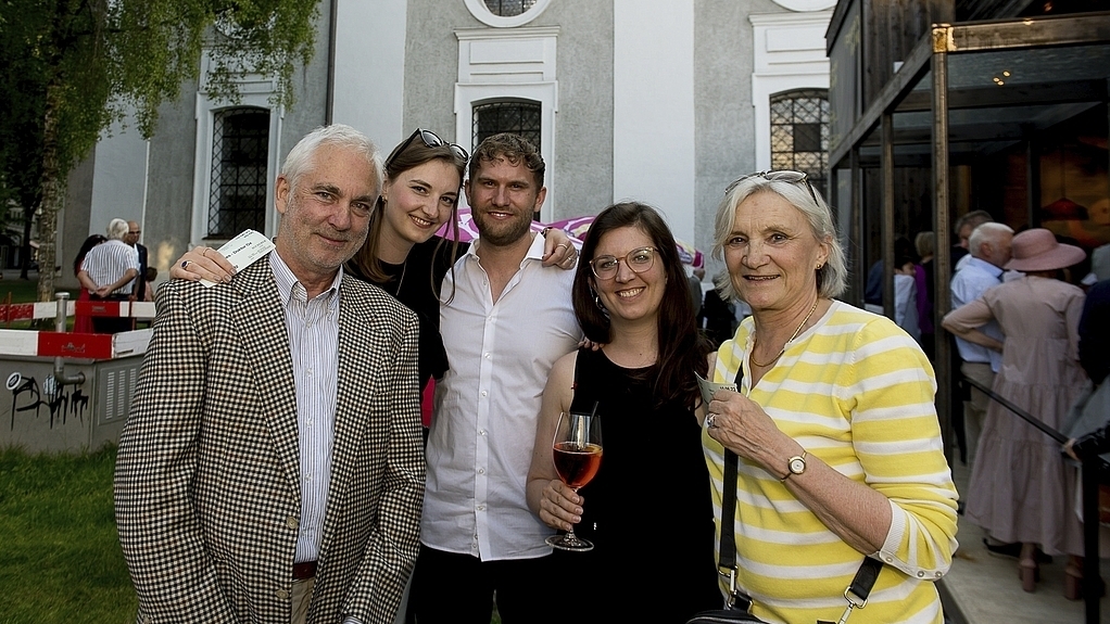 Von links: Familie Mangold mit Matthias, Elisa, Steffen, Johanna Von links: Familie Mangold mit Matthias, Elisa, Steffen, Johanna, Dramaturgin Luzerner Theater, und Bettina. Die Familie Mangold schaute sich die Aufführung der Tochter Johanna an.