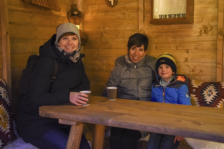 «Es ist sehr cool hier», meinte Vincent mit Tanja (links) und Eliane Frazer. Der Besuch von Rudolfs Weihnacht sei ein schöner Abschluss des Besuchs der Grossmutter.