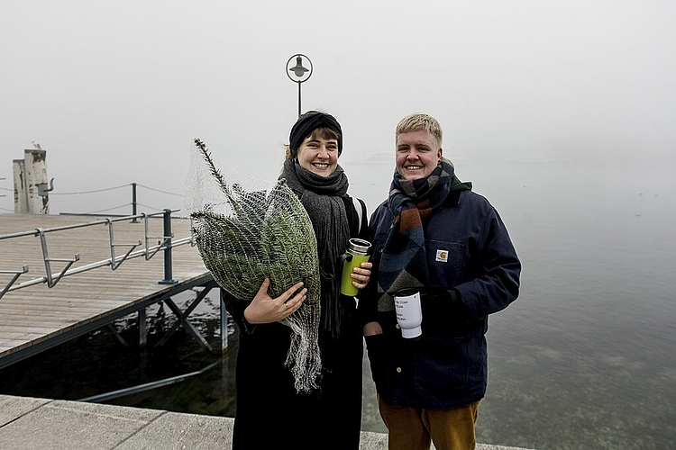Für ihre erste gemeinsame Wohnung haben Lara Deicher und Fabio Betschen im Sommer vorgesorgt. Am Brünig-Flohmarkt kauften sie einen herzigen kleinen Christbaumständer.
