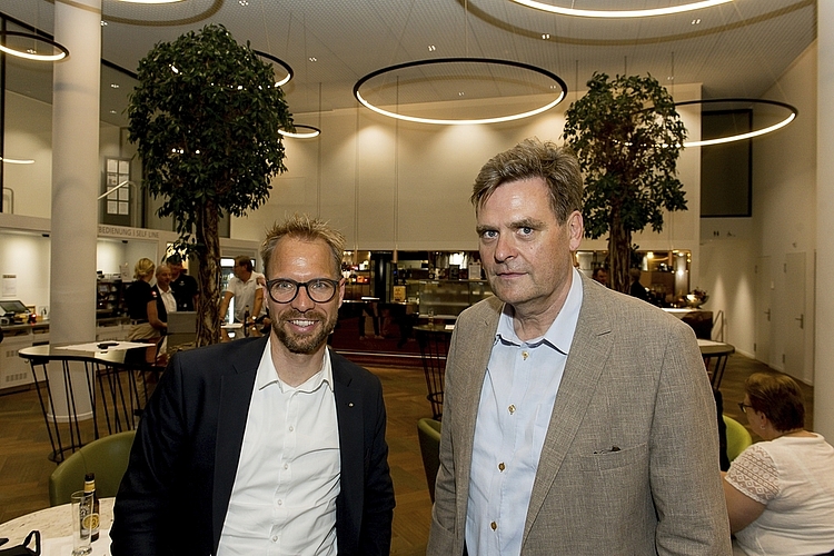 Hugo Ziswiler, im Sponsoring-Team des OK und Key-Account-Manager Schindler Schweiz AG, vor dem neu erbauten Schindler City Center. Er freut sich riesig auf die Rudersaison.
