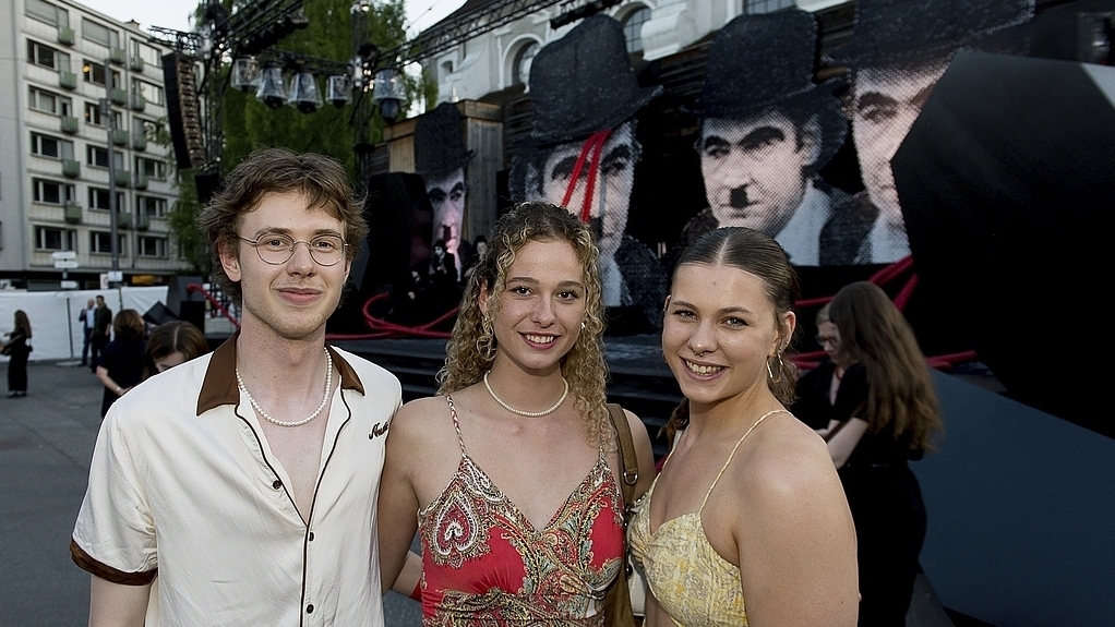 Von links: Luca Arnet, Joana Aeschbach, (spielt als Emil Manser Von links: Luca Arnet, Joana Aeschbach (spielt als Emil-Manser-Double in den Aufführungen) und Leona Ziegler. Die beiden Frauen sind in der Ausbildung Bühnentänzer:innen mit EFZ.