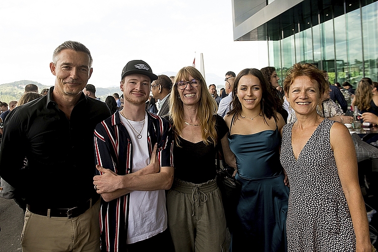 Von links: Markus Graf, Tim und Pascale Erni, Naima und Monica Z Von links: Markus Graf, Tim und Pascale Erni, Naima und Monica Zanolla. Tim und Naima fanden rückblickend auf die Prüfungen, das Fach Wirtschaft sei schwierig gewesen.