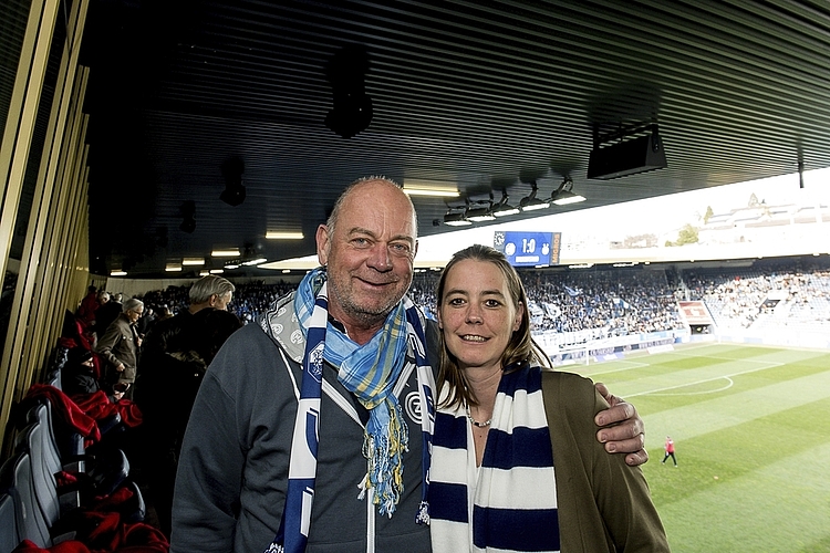 Mike Eleganti, Präsident Donatoren-Club 70 des FC Luzern und GC-Fan seit Geburt, und Andrea Gehrig. Eleganti trägt zweimal im Jahr das GC-Emblem im Stadion.