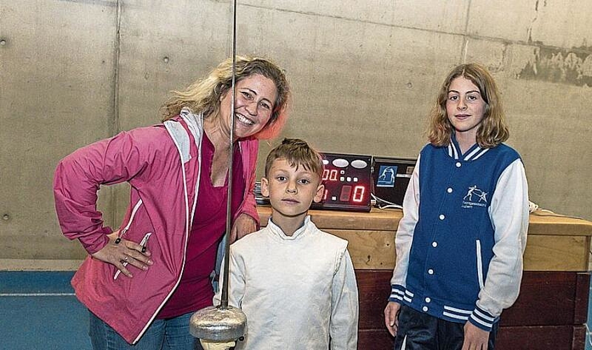 «Die Kinder wollten nicht aufhören zu tauchen, obwohl die Zähne klapperten», erzählten Ralph Torgler (links) und Gregor Gilli von der Tauchsportgruppe Poseidon im Hallenbad.