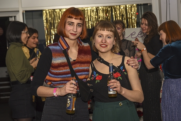 Lisa Hüsler und Noelle Saladin (v. l.) waren am queeren Winterzauber, weil es ein cooler Anlass ist und alle herzlich willkommen sind.
