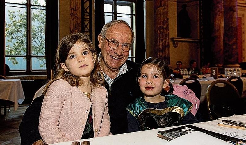Von links: Sophia, Beat Fischer und Nina. Für die Grosskinder ist die Noggeler-Matinee immer das Highlight der Fasnacht.