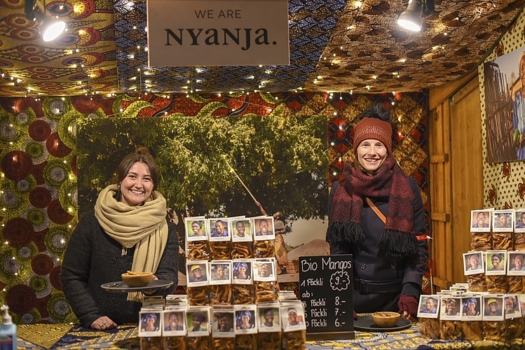 Sarina Wellauer (links) und Marlène Schenk sind vom Projekt «We Are Nyanja» und verkaufen an Rudolfs Weihnacht getrocknete Mangos aus Mosambik.