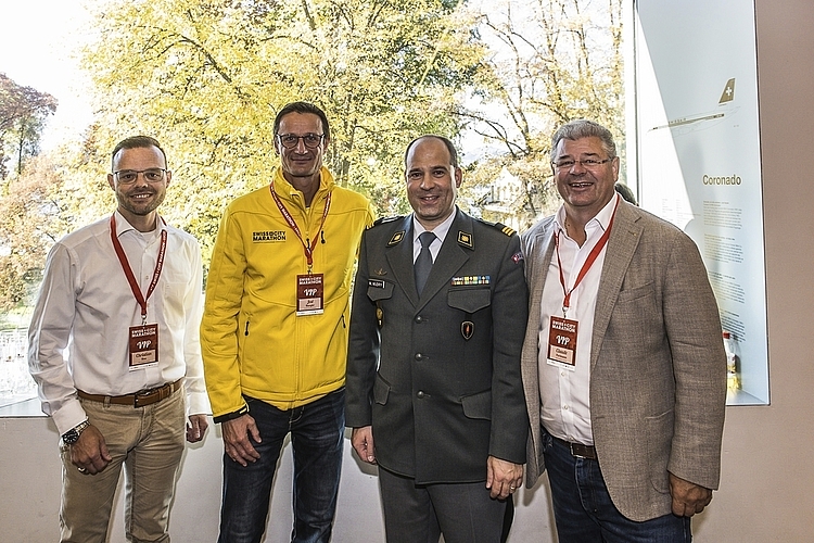 Von links: Christian Hess, Chef CISM, Delegation Schweiz; Jost Huwyler, OK-Präsident City Marathon; Marco Mudry, Kommandant Kompetenzzentrum Sport der Armee, und Claude Portmann, CISM, Delegation Schweiz. 200 Armeeangehörige absolvierten den Marathon.
