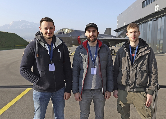 Von links: Jan Scala, Kilian Jans und Stefan Frei wollten sich «an der Quelle» über das neue Flugzeug informieren.
