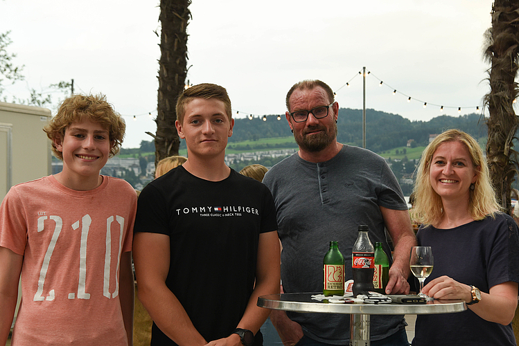 Nick Bucher, Nando Heller, Beat und Conny Bucher (von links). Der Open-Air-Kino-Besuch war ein Geschenk für ihren Göttibuben Nando.