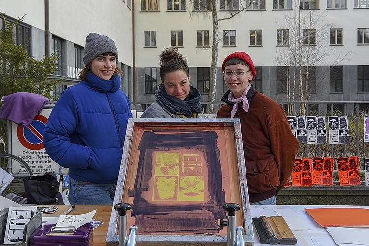Von links: Line, Trix und Jana des Kollektivs «Müscle» bedruckten Karten und Plakate, passend zum 8. März.