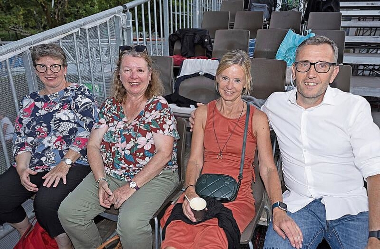 Von links: Susanne Hartmann, Luzia Omlin und Sabine Duss sind Habituées des Freiluftkinos. Werner Duss erlebte seine Open-Air-Premiere.