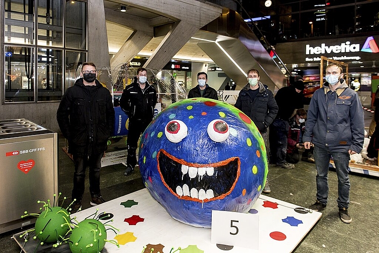 Bei den Nachtheuelern Horw die Fasnacht in der Stube gefeiert. Aufgestellt haben das Sujet Thomas Heer, Pumi Mattmann, Kevin Kaufmann, Hanspeter Egger und Simon Gasser (v. l.).