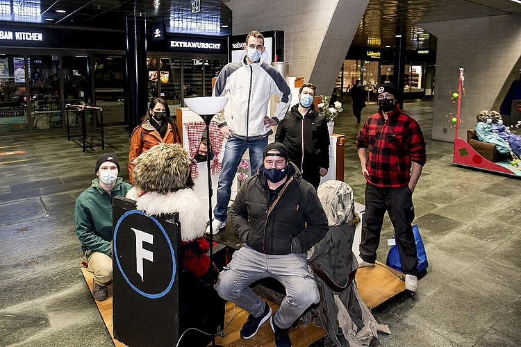 Von den Födlitätschern Lozärn transportierten Ramon Wicki, Nicole Loretini, Roli Bitzi, Jassin Tschui, Raffi Fischler, Janik Bayer und Daniel Krummenacher (v. l.) ihr Sujet in den Bahnhof.