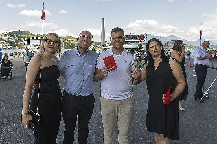 Von links: Sherine, Shevqet, Ismet und Elvone Hoti. Ismet meinte Von links: Sherine, Shevqet, Ismet und Elvone Hoti. Ismet meinte: «Ich habe es geschafft!»