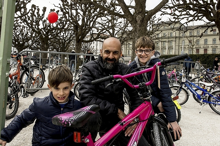 Von links: Gianluca, Massimo und Claudio Augliera. Für Gianluca musste es ein BMX sein, nur war er von der Farbe des Velos noch nicht überzeugt.
