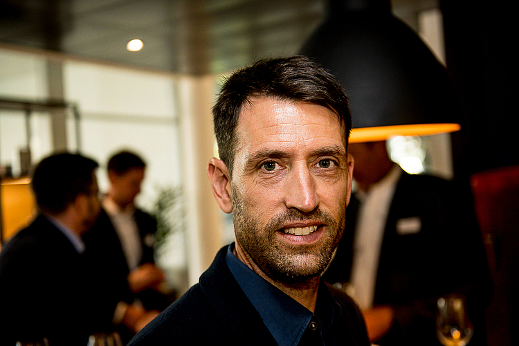 René Krieger von der AMS Consulting GmbH zeigt auf der App, wie er seine Büroräumlichkeiten flexibel buchen kann.