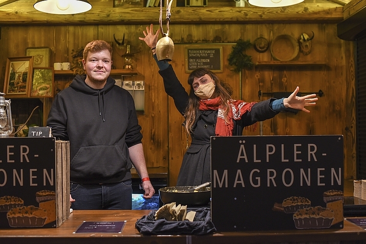 Andi Düring und Haide Ehlers gefällt die gemütliche Atmosphäre. Sie werden deswegen nach ihrer Schicht nochmals durch den Weihnachtsmarkt gehen.