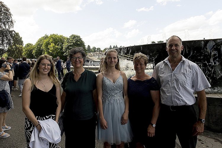 Von links: Larissa Schmid, Irene Wirz, Céline Furrer, Andrea un Von links: Larissa Schmid, Irene Wirz, Céline Furrer, Andrea und Roger Furrer. Célines Credo ist: «Immer dranbleiben in der Lehre und in der Zukunft!»