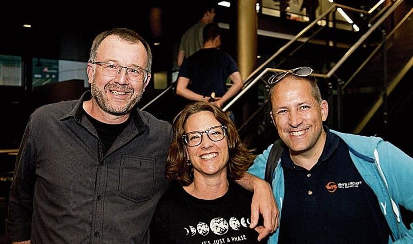 Von links: Daniel und Sabina Sulzer mit Bernhard Deanzer. Als Fluglotsen und Flight-Attendant kennen sie sich in der Fliegerei bestens aus.