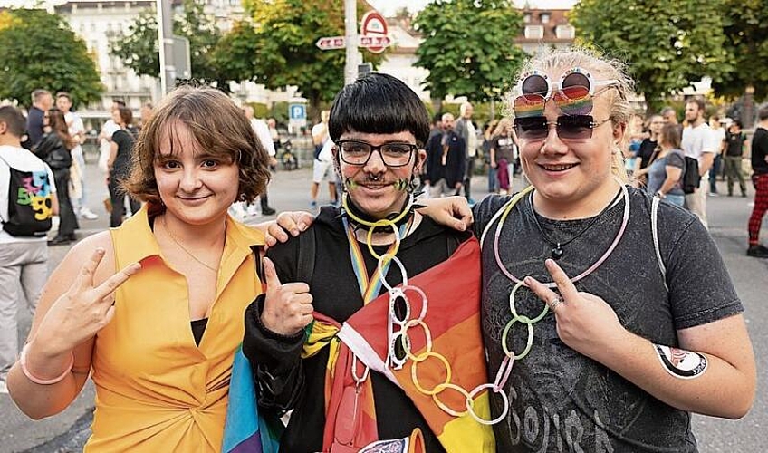 Von links: Neyan aus Zug sowie Talman und Fäbu aus Bern gehörten zum runden Viertel der Anwesenden, die auch mit ihrem Outfit Farbe für ihre Anliegen bekundeten.
