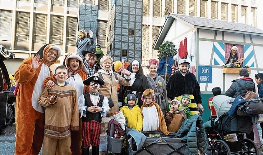 Familie Siegrist, Rigert, Borelli, Herrera und Schmid trafen sich mit Freunden und Familie an der Chrienser Fasnacht.