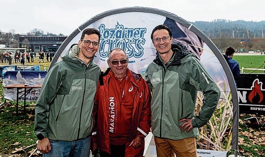 Von links: die beiden Speaker Timon Wernas und Hansruedi Schorno mit Jost Huwyler, Präsident Swiss City Marathon. Jost erklärt: «Es ist der erste Event im Laufpaket der Marathons über das ganze Halbjahr.»