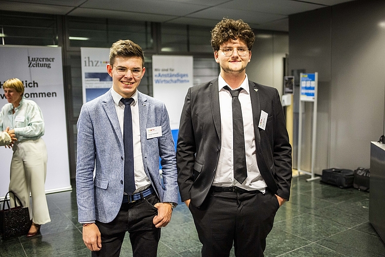 Lucien Schneider, Vizepräsident der JSVP Luzern und Victor Elliesen denken, dass jungen Leuten durch das Freizügigkeitsabkommen die Berufschancen vermindert werden.