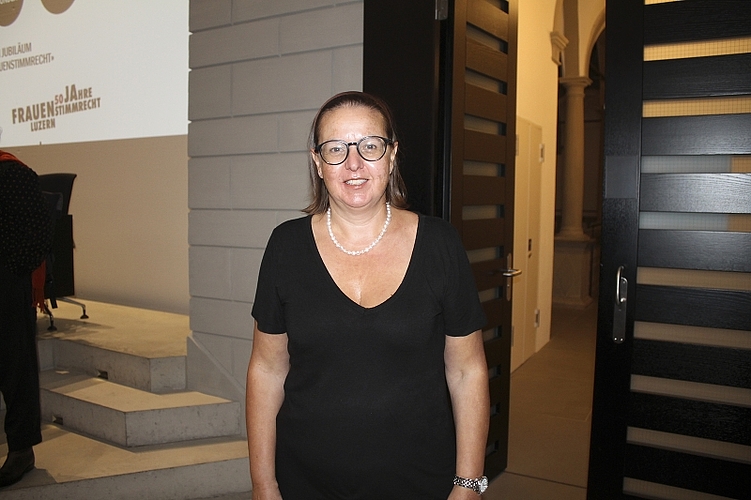 Maria Bonina, Geschäftsleitung des Vereins «CH2021», freut sich, dass so viele Frauen und Männer zum Countdown-Event 50 Jahre Frauenstimmrecht gekommen sind.