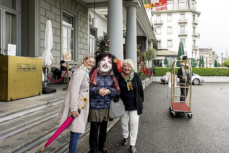 Einhellig finden Kirsten Jenny, «Madame Prada» Priska Luterbacher und Mäggi Koch (v. l.): «Man sah am Samstag mehr Fasnachtsgrende in der Stadt als an der Fasnacht 2021.»