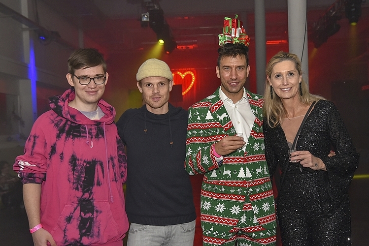 «Wir sind hier, um die lokalen Stars zu unterstützen», so Simon Häfliger, Stefan Buholzer, Uwe Peter und Susi Zobrist (v. l.). Sie finden es cool, dass es solche Partys in Luzern gibt.