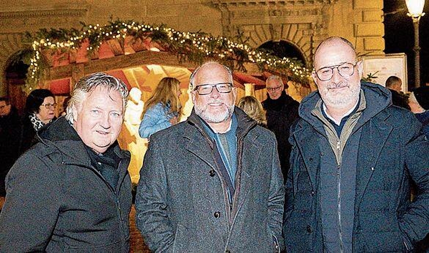 Von links: Markus Troxler, P&amp;M Photo Media Luzern, Alfred Landolt, Präsident City-Vereinigung Luzern, und Gregor Eschle, Goldbach Neo, freuen sich, dass Luzern wieder erstrahlt.