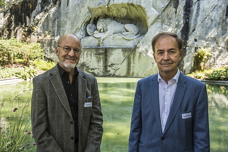 Nachbarn des Denkmals. Die Mutter der Brüder Beat (l.) und Georges Bridel hat das Haus über dem Denkmal vor 90 Jahren erworben.