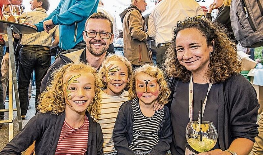 Schminken, das Kinderwettrennen und Schwingen waren das Wichtigste für die Kinder Seraina (v. l.), Lina und Emilia von André und Juliana Schenker, APG|SGA, Aussenwerbung.