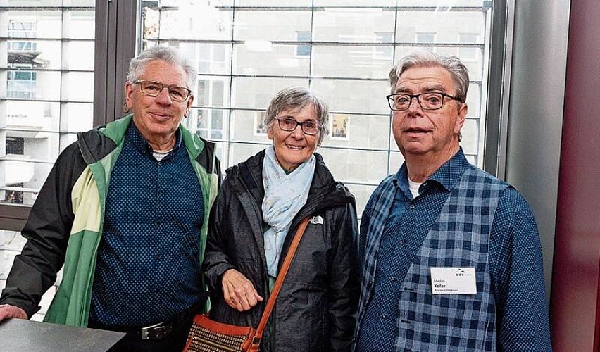 Von links: Hermann Limacher, Pia Pfändler und Martin Koller, Präsident HEV Kriens. Pia und Martin interessierten sich für Lösungen zum Ersatz der Heizung.