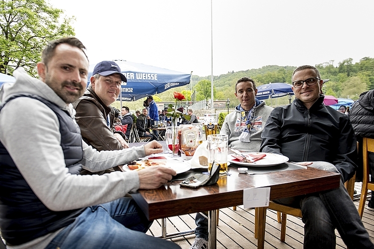 Verfolgten das Spiel gemeinsam: Yanick Limacher, Sandro Studhalter, Fabian Limacher und Luca Gaio.