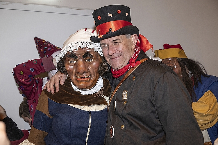 Sie pflegen eine enge Freundschaft: der Emmer Gemeinderat Patrick Schnellmann und die Ehefrau des Fritschi, die Fritschene, eigentlich Andreas Barmettler unter der historischen Maske.