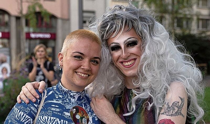David (links) kam aus Liechtenstein nach Luzern. Dort lernte er Marco aus Luzern kennen. Zusammen sind sie jetzt an der Pride der Leuchtenstadt.