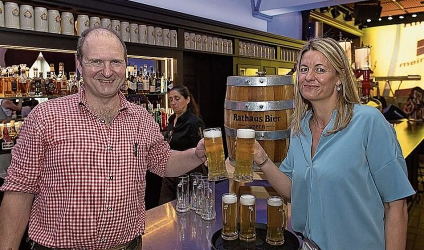 Reinhard Knispel, Bierbrauer Rathaus Brauerei Luzern, und Julia Schwöbel, Verwaltungsrätin HC Kriens Luzern AG und Gambrinus Gastronomie AG. Reinhard Knispel, Bierbrauer Rathaus Brauerei Luzern, und Julia Schwöbel, Verwaltungsrätin HC Kriens Luzern AG und Gambrinus Gastronomie AG.
