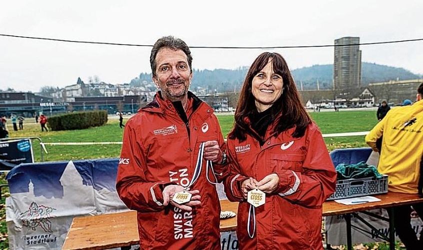 Sandro und Carmen Papenfuss verteilten in 17 Kategorien für die Podestplätze Holzmedaillen und eine Mütze.