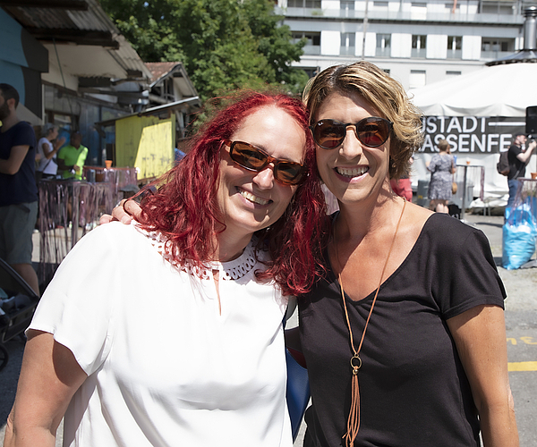 «Ja, das Foto kannst du nehmen», lacht Beatrice Lampart (l.). Sie wohnt im Quartier und will wissen, was da in die Zeitung kommt, zusammen mit Franziska Büttiker.