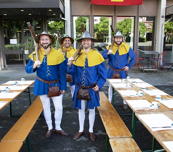In den traditionellen Strumpfhosen servierten sie das «Morgenbrot»: die Neuzünftler Mario Rüegg, Adrian Sigrist, Marc Renggli und Carlos Brunner (v. l. n. r.).